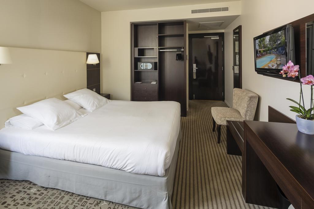 Mercure La Duranne Gare Tgv Hotel 4*